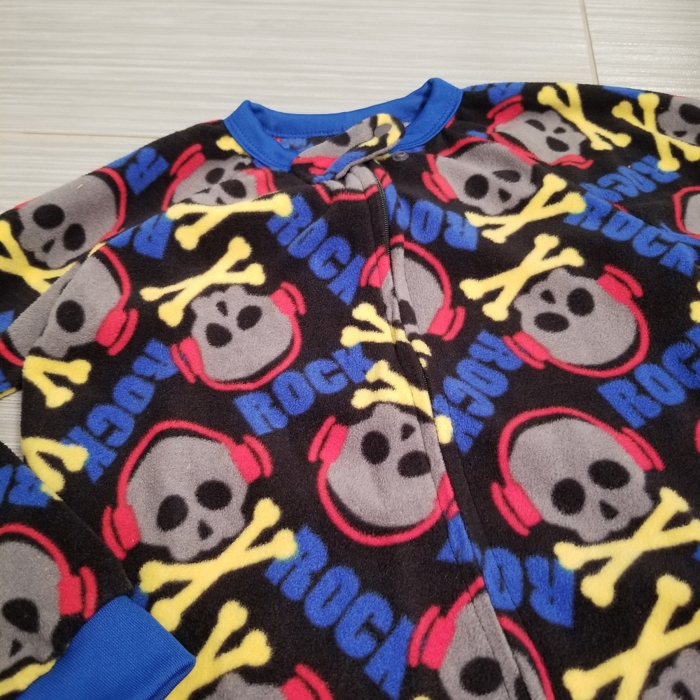 Boys Skelton 1 piece w feet zippered pjs size 6/7 - Picture 3 of 3
